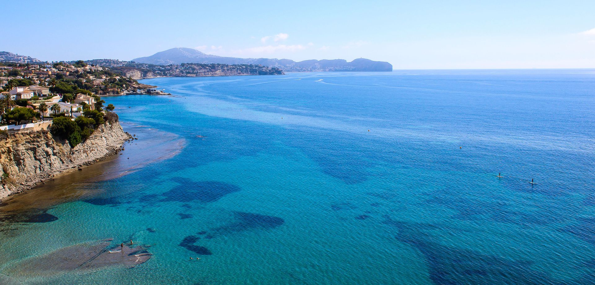 Küste der Costa Blanca mit türkisfarbenem Meer