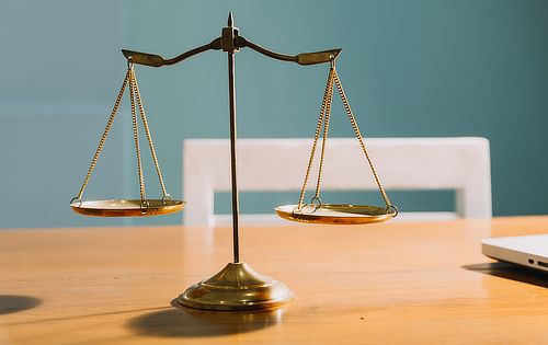 Waage als Sinnbild für Rechte und Pflichten